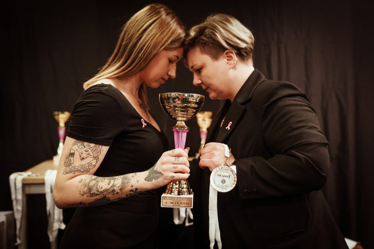 Tatjana Martić et Natali Rade, membres du Powerlifting Club Power Crew, présentent une médaille et une coupe remportées lors de la compétition Girl Power en février 2025 à Zagreb