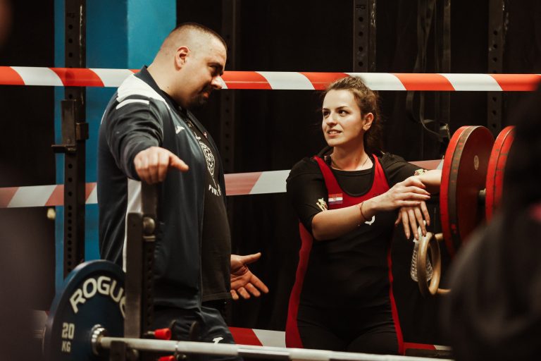 Brigita Bakić, athlète du Powerlifting Club Power Crew, est coachée par Antonio Pošković Chioureas pendant sa préparation à la compétition Girl Power en février 2025 à Zagreb