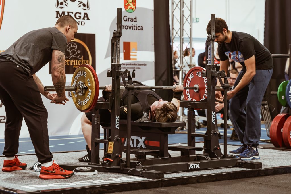 atjana Martić, athlète du Powerlifting Club Power Crew, effectue un bench press lors du championnat national en décembre 2024 à Virovitica