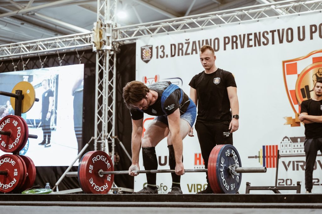 Nikola Gamulin, athlète du Powerlifting Club Power Crew, effectue un deadlift lors du championnat national en décembre 2024 à Virovitica.