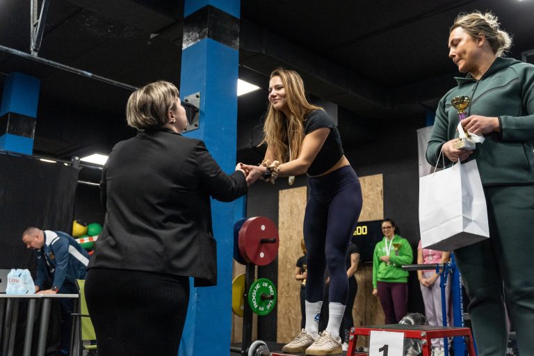 Iva Kumrić, athlète du Powerlifting Club Power Crew, sur le podium lors de la compétition Girl Power en février 2025 à Zagreb