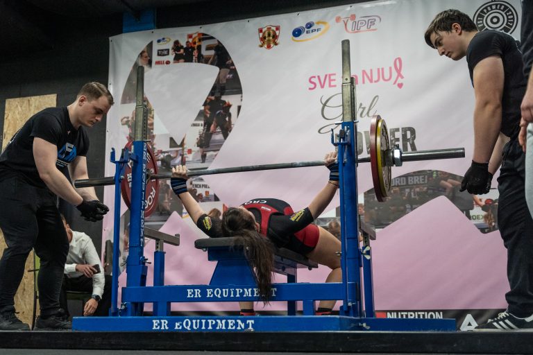 Brigita Bakić, athlète du Powerlifting Club Power Crew, effectue un bench press lors de la compétition Girl Power en février 2025 à Zagreb