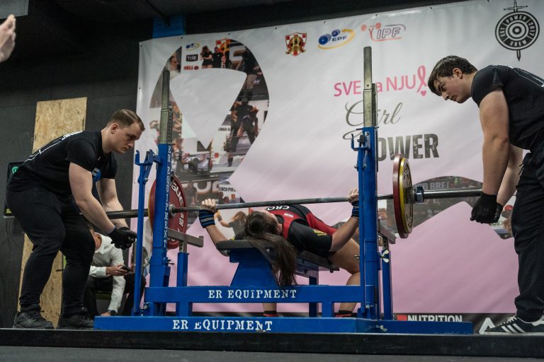 Brigita Bakić, athlète du Powerlifting Club Power Crew, effectue un bench press lors de la compétition Girl Power en février 2025 à Zagreb