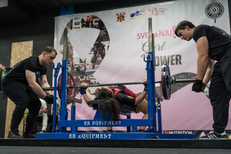 Brigita Bakić, athlète du Powerlifting Club Power Crew, effectue un bench press lors de la compétition Girl Power en février 2025 à Zagreb