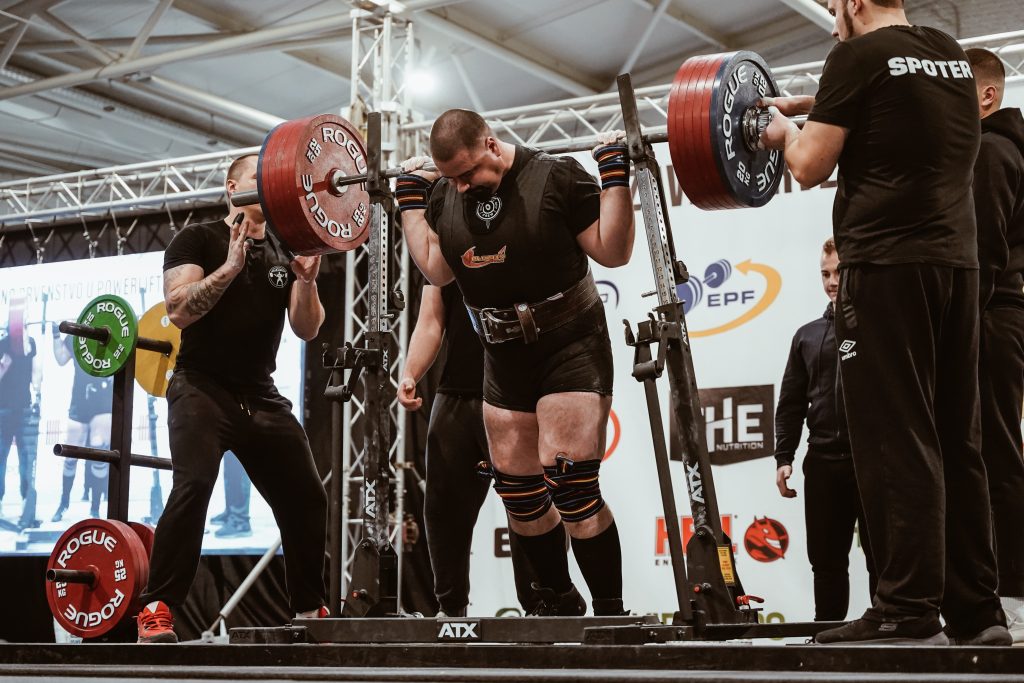 Antonio Pošković Chioureas, président du Powerlifting Club Power Crew, effectue un squat lors du championnat national de powerlifting en décembre 2024 à Virovitica