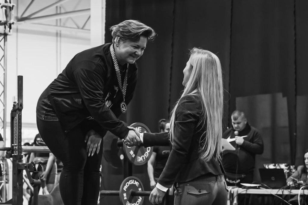 Tatjana Martić, athlète du Powerlifting Club Power Crew, reçoit des félicitations sur le podium lors du championnat national de powerlifting en décembre 2024 à Virovitica