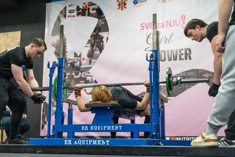 Renata Gecan-Milek, athlète du Powerlifting Club Power Crew, effectue un bench press pendant la compétition Girl Power en février 2025 à Zagreb
