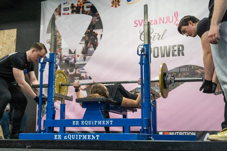 Iva Kumrić, athlète du Powerlifting Club Power Crew, effectue un bench press pendant la compétition Girl Power en février 2025 à Zagreb