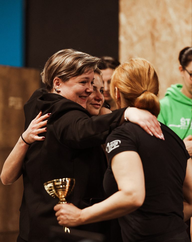 Iva Kumrić, Renata Gecan-Milek et Tatjana Martić, membres du Powerlifting Club Power Crew, pendant la compétition Girl Power en février 2025 à Zagreb