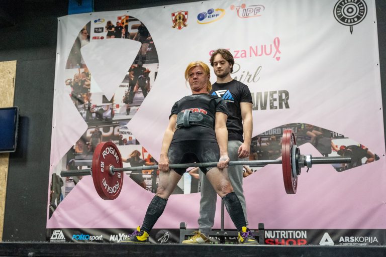 Renata Gecan-Milek, athlète du Powerlifting Club Power Crew, effectue un deadlift pendant la compétition Girl Power en février 2025 à Zagreb