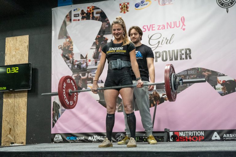 Iva Kumrić, athlète du Powerlifting Club Power Crew, effectue un deadlift lors de la compétition Girl Power en février 2025 à Zagreb