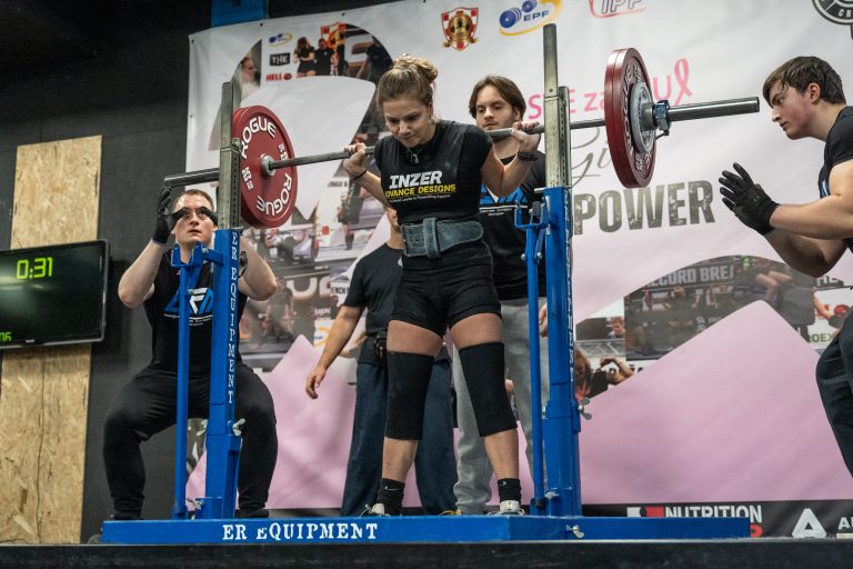 Iva Kumrić, athlète du Powerlifting Club Power Crew, effectue un squat lors de la compétition Girl Power en février 2025 à Zagreb