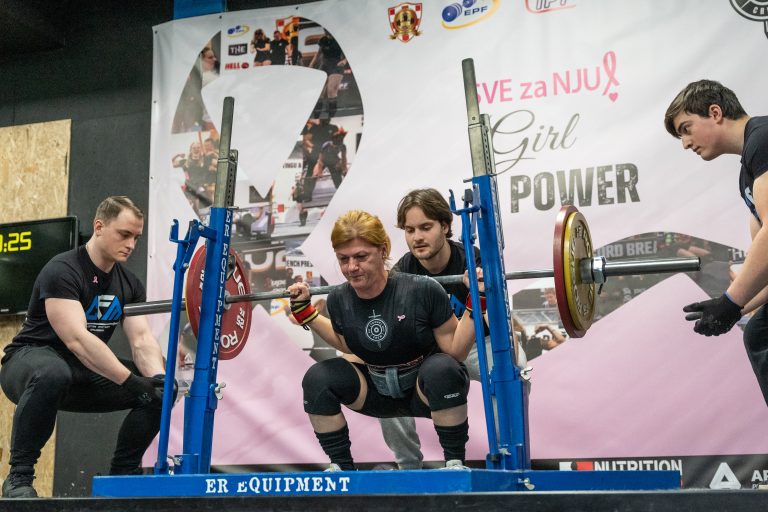 Renata Gecan-Milek, athlète du Powerlifting Club Power Crew, effectue un squat pendant la compétition Girl Power en février 2025 à Zagreb