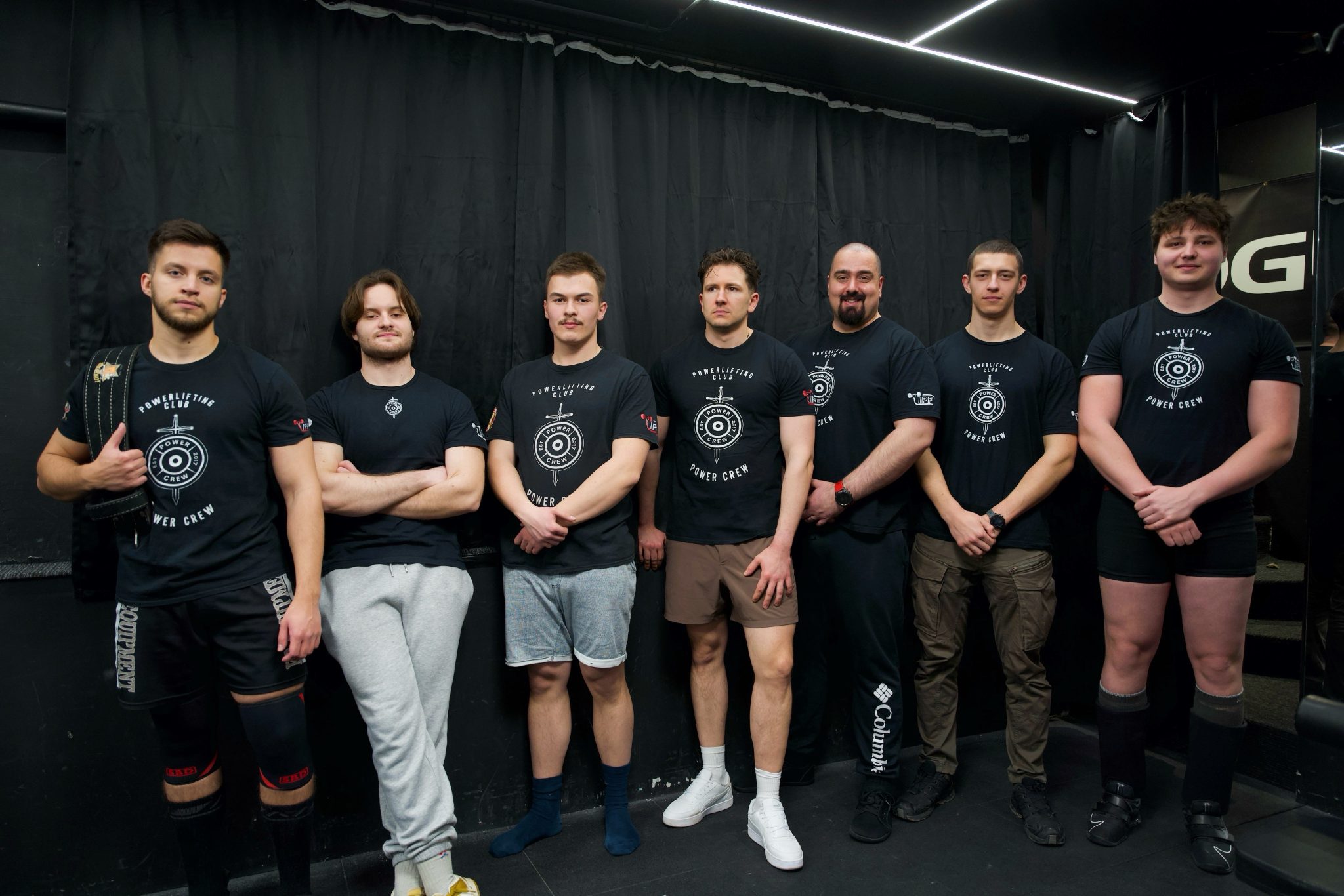 Photo de groupe des athlètes masculins du Powerlifting Club Power Crew pendant une session d'entraînement