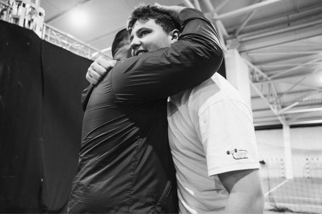 Vito Ivanković, athlète du Powerlifting Club Power Crew, et Antonio Pošković Chioureas, président du club, pendant le championnat national de powerlifting en décembre 2024 à Virovitica
